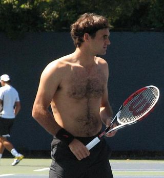 FOTO! Roger Federer na treningu poziral zgoraj brez in nosil majico z napisom New York City!