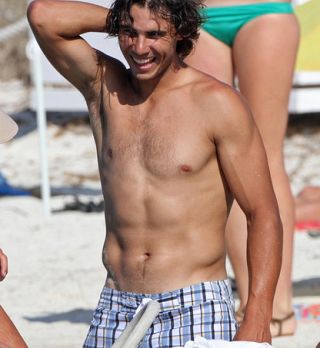 FOTO! Rafael Nadal v kopalkah paradiral na plaži in kazal nogometne spretnosti!
