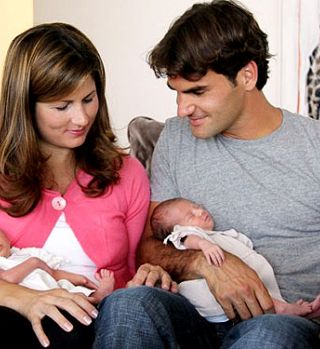FOTO! Roger in Mirka Federer sta pokazala sliko dvojčic in vsem zaželela srečno novo leto!