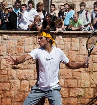 FOTO! Veliki Rafael Nadal treniral v krasnem ambientu pred množico oboževalcev!