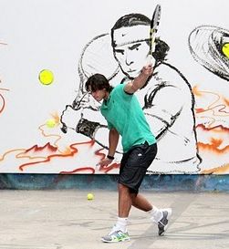 FOTO! Rafael Nadal je igral na ekshibiciji v zapuščenem bazenu, ki je bil porisan z grafiti 