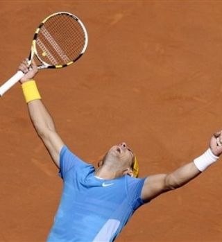 Peščeni kralj je le eden - Rafael Nadal, ki mu je zaključno točko 'podarilo' igrišče!
