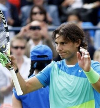 Rafael Nadal brez težav s peska na travo!