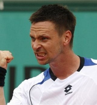 Strašni Soderling prehitel slabo vreme; Federer v svojem slogu