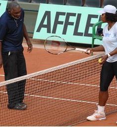Slike!Sestri Williams se resno pripravljata na Roland Garros, slavna Chris Evert pa joka vsakič,  ko izgubi Roger Federer!