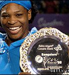 Pokal iz Bangalora v rokah Serene Williams