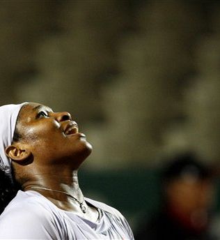 Serena Williams pokleknila že v uvodnem krogu!