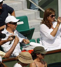 Slike!Mirka Vavrinec-Federer se je ob navijanju na tribuni tako napenjala, da je skoraj predčasno rodila!