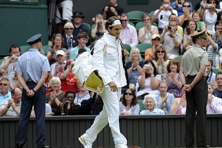FOTO: Roger Federer nosi zlato torbico kot Paris Hilton!