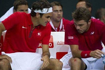 Švicarji s Federerjem in Wawrinko v velikih težavah; Čehi prvi polfinalist