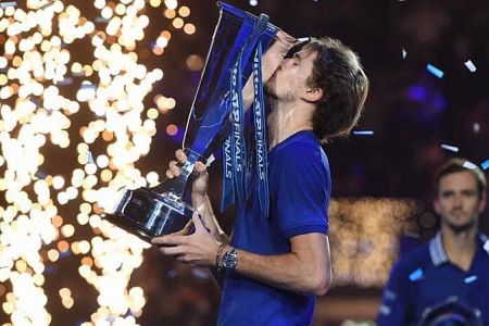 Zverev z drugim naslovom na finalu osmerice sanjsko zaključil sezono